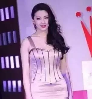 明星健身女性_女生健身明星_健身明星女性名字