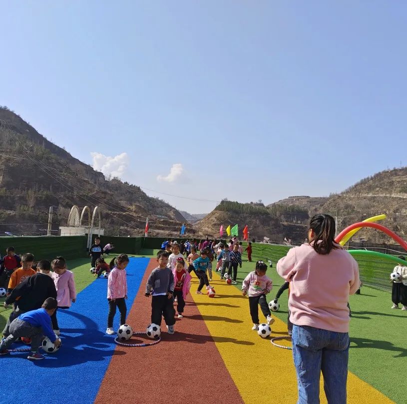 足球幼儿园小游戏_足球玩法幼儿园_幼儿园玩转足球游戏规则